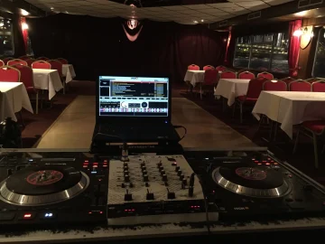 DJ-pult egy rendezvény helyszínén