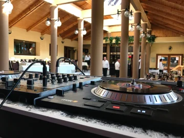 DJ-technika egy fedett, oszlopos rendezvényhelyszínen